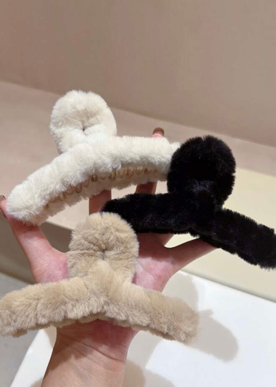 Fay Fluffy Claw Clips