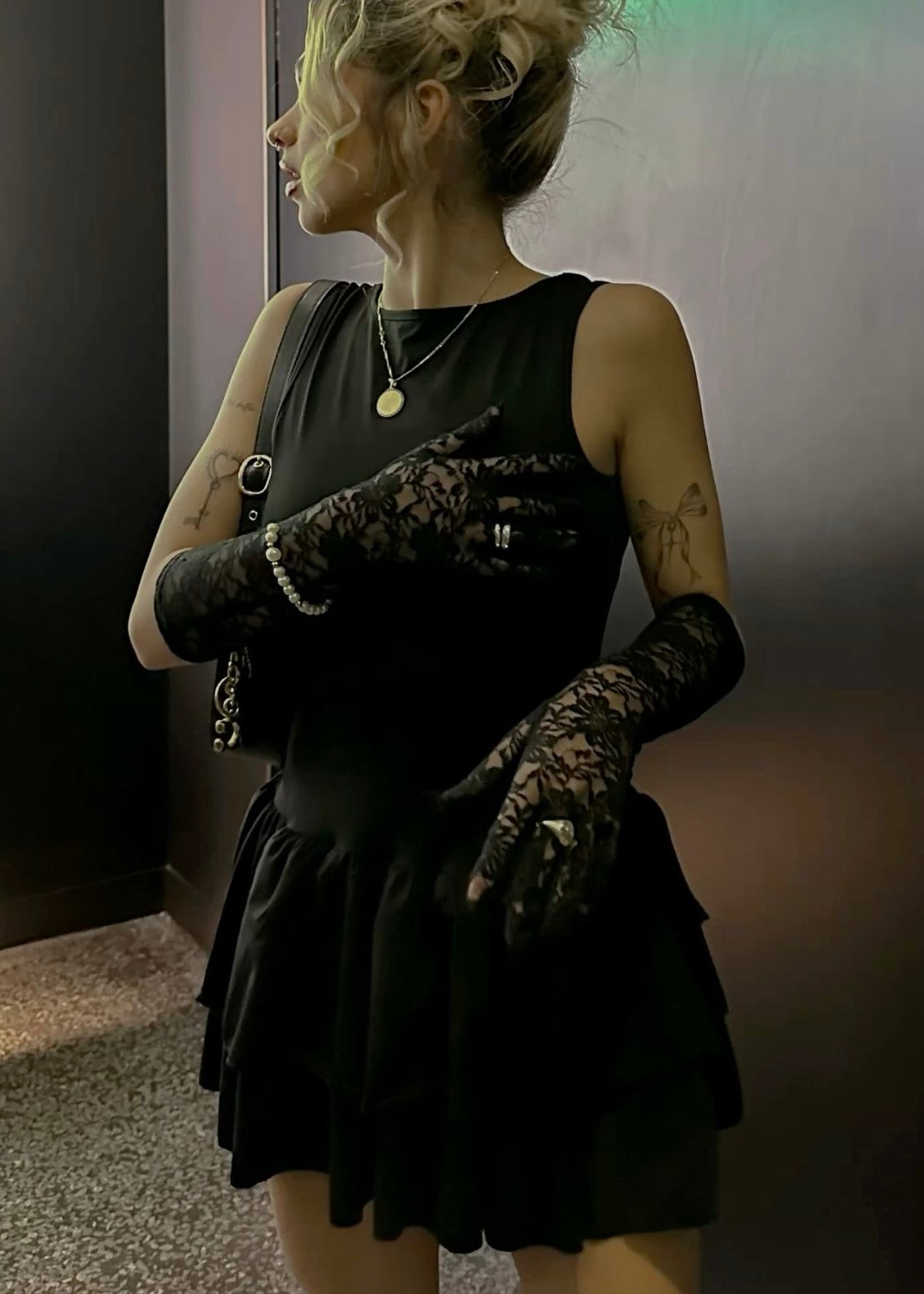 Scarlett Lace Gloves