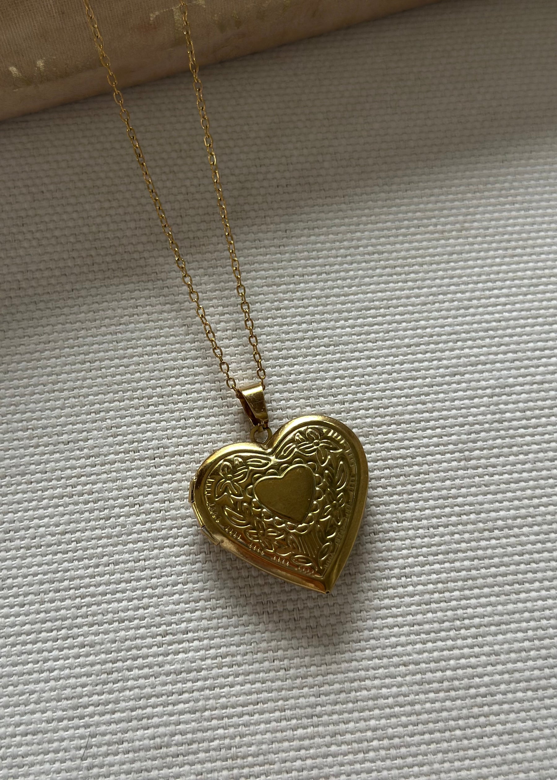 قلادة على شكل قلب