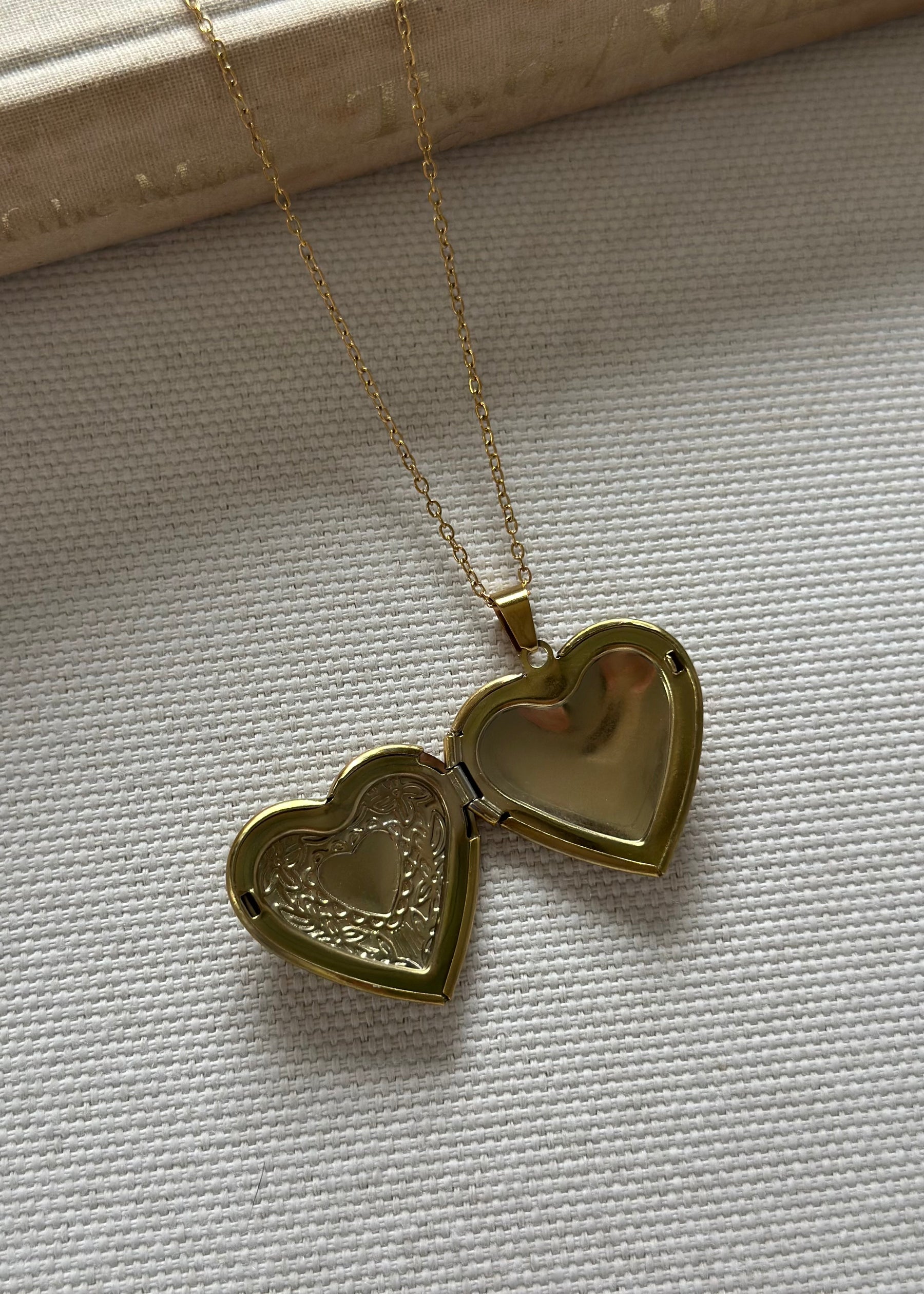 قلادة على شكل قلب