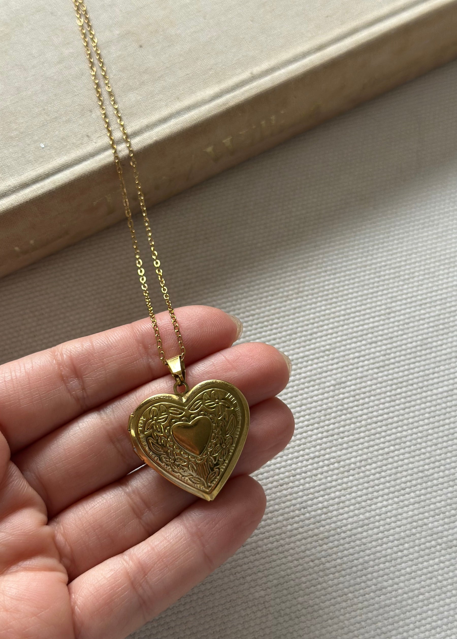 قلادة على شكل قلب
